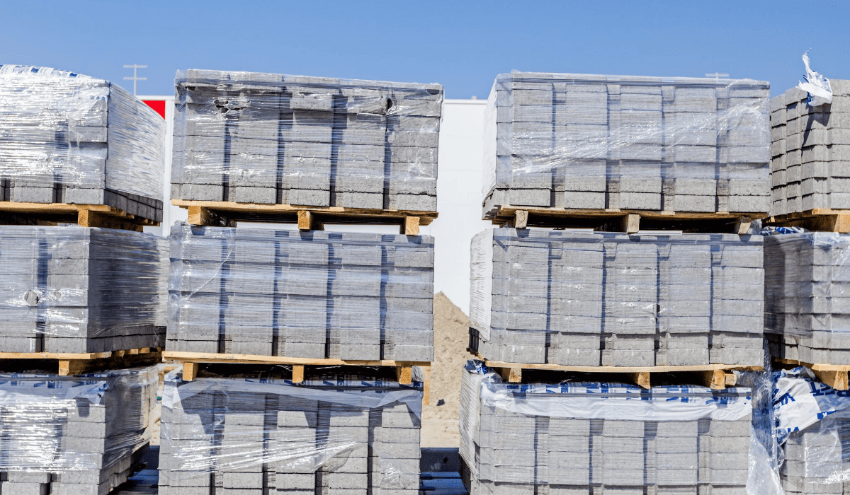Bloques de palets de madera nuevos apilados en el recinto exterior de la fábrica
