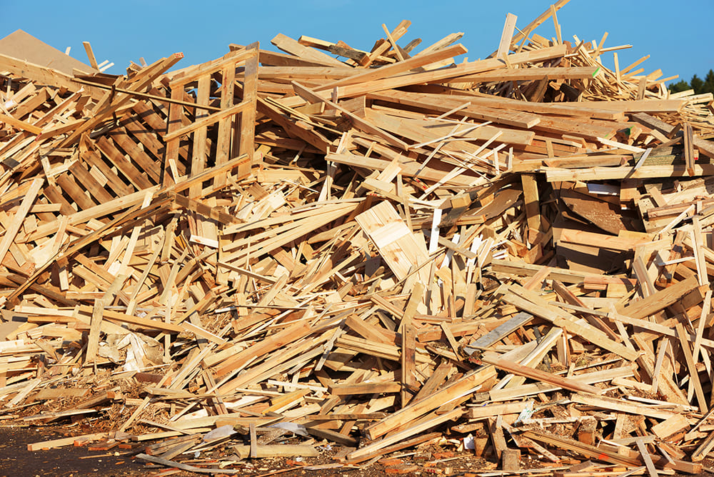 Restos de madera y palets para reciclar en la planta de tratamiento ecológico